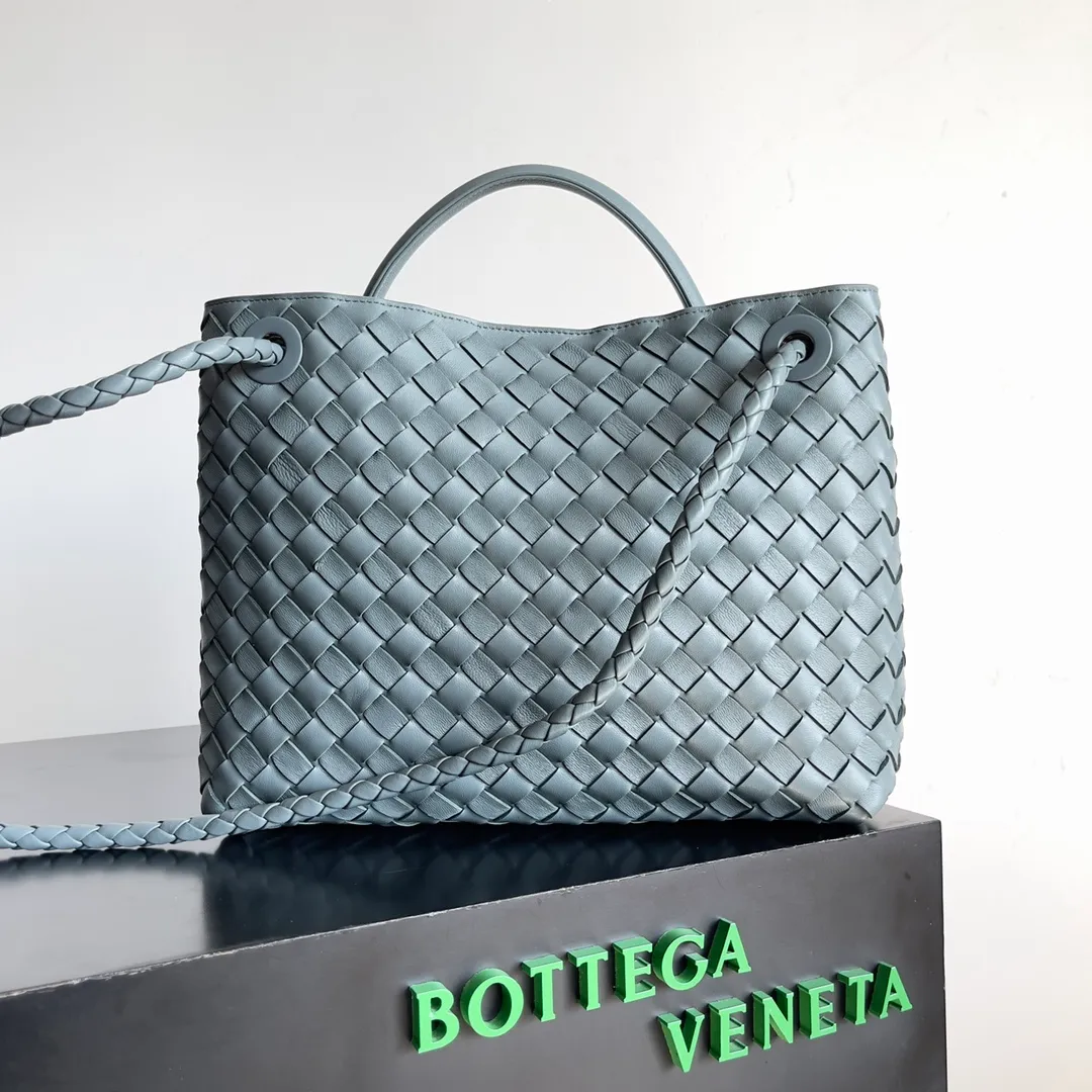 The 2023 new Andiamo batch of 2260 BV has been shipped‼ ️Really popular🔥The new Andiamo woven handbag launched by Bottega Veneta this season is really popular all over the world! ! Celebrities at home and abroad have worn it, and Oscar-winning actress Michelle Yeoh has taken it out on the street. Song Jia, Trai Yara, Yu Feihong, Sanji Ayaka, Rosie Hunting-Whiteley, Yoshioka Riho, etc. have all picked up this bag. It is classic and versatile, showing off its temperament, and the bag capacity is also large, which is very convenient for daily commuting! ! A variety of carrying methods, the shoulder straps can be adjusted by yourself, the original lambskin feels soft and delicate, and the unisex style breaks the gender boundaries and brings a more practical and long-lasting use experience. Andiamo, which has both elegant and casual styles, perfectly interprets the true appearance of "fashionable old money style". Style number: 743572 Size: 32*24*12